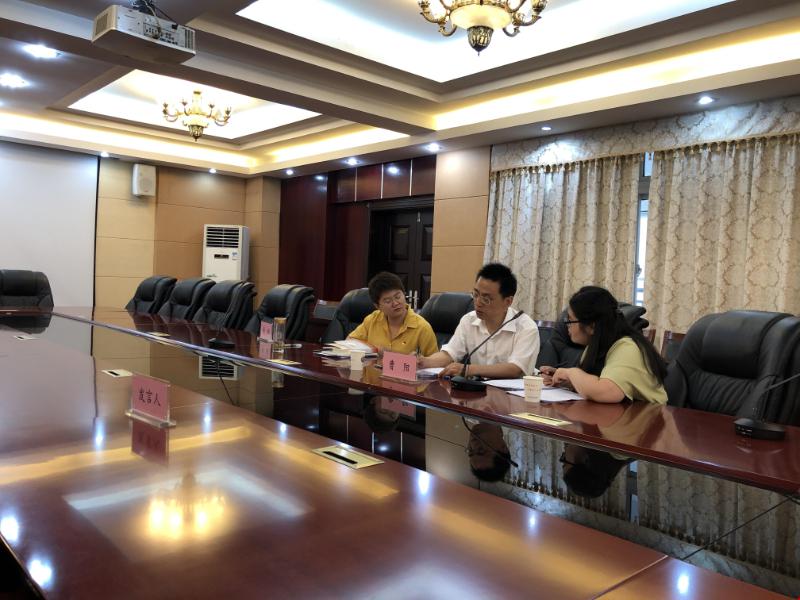 曹老师与课题组老师会后交流.jpg